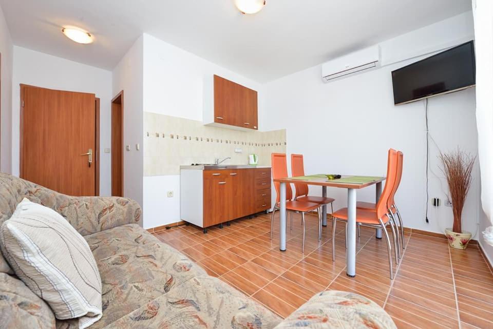 Sreca Apartment Near Beach With Bbq Bibinje Bagian luar foto