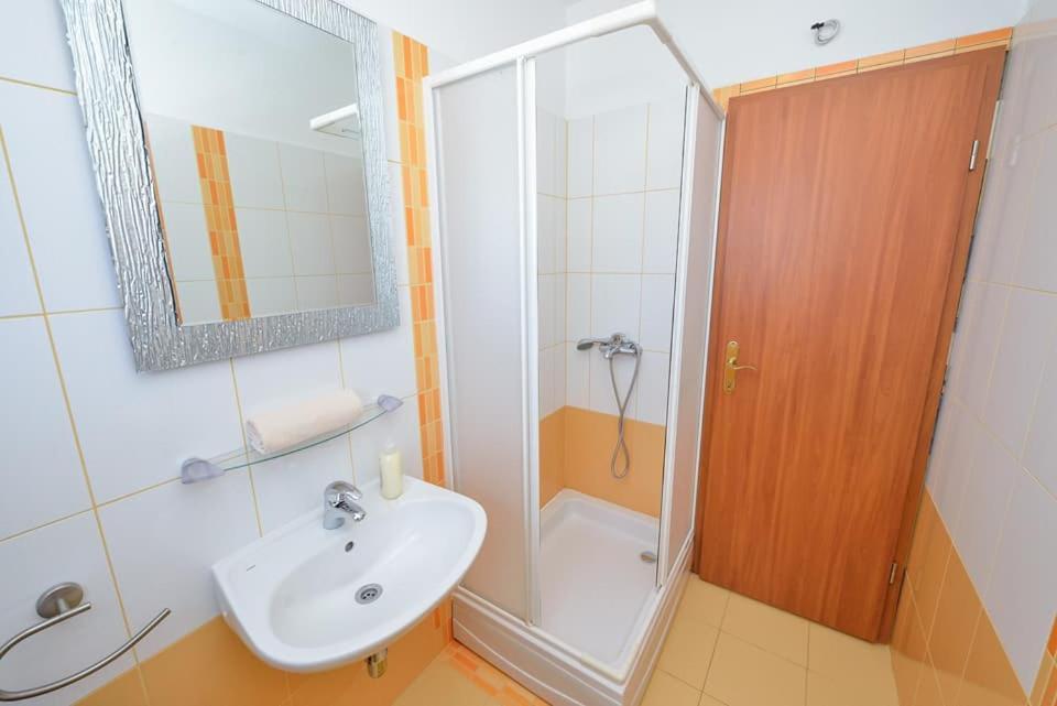 Sreca Apartment Near Beach With Bbq Bibinje Bagian luar foto