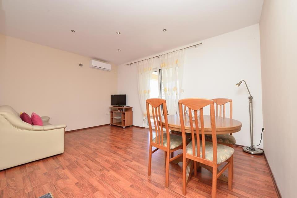 Sreca Apartment Near Beach With Bbq Bibinje Bagian luar foto