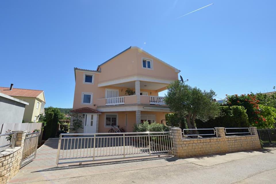 Sreca Apartment Near Beach With Bbq Bibinje Bagian luar foto