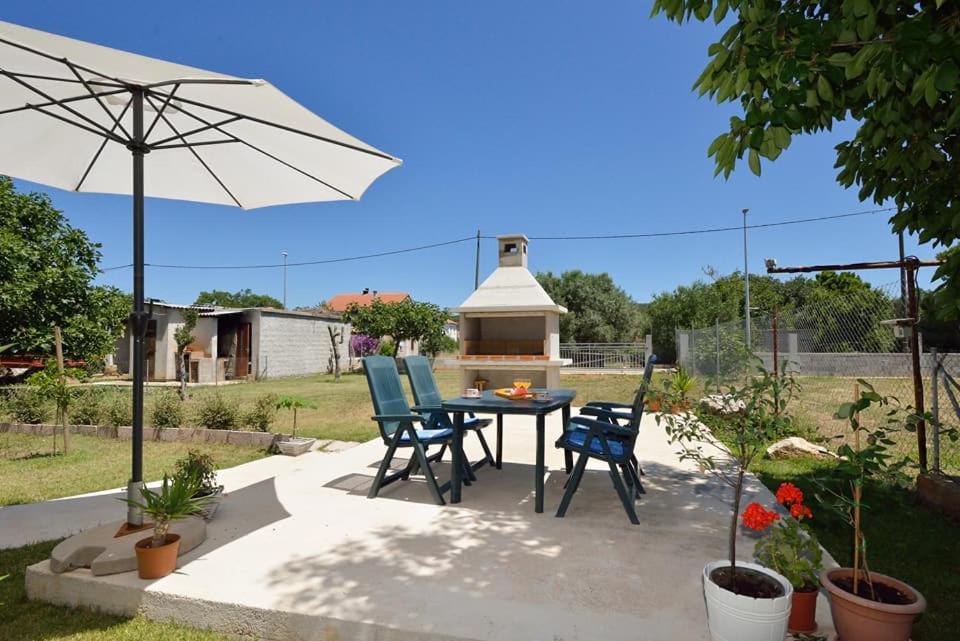 Sreca Apartment Near Beach With Bbq Bibinje Bagian luar foto
