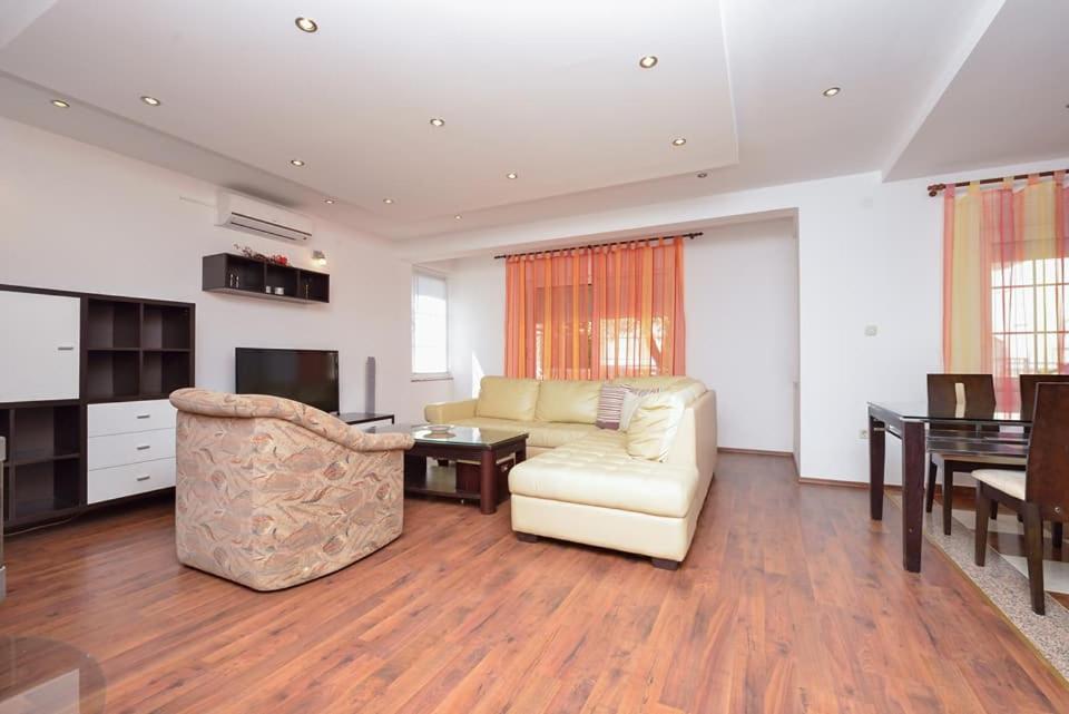 Sreca Apartment Near Beach With Bbq Bibinje Bagian luar foto