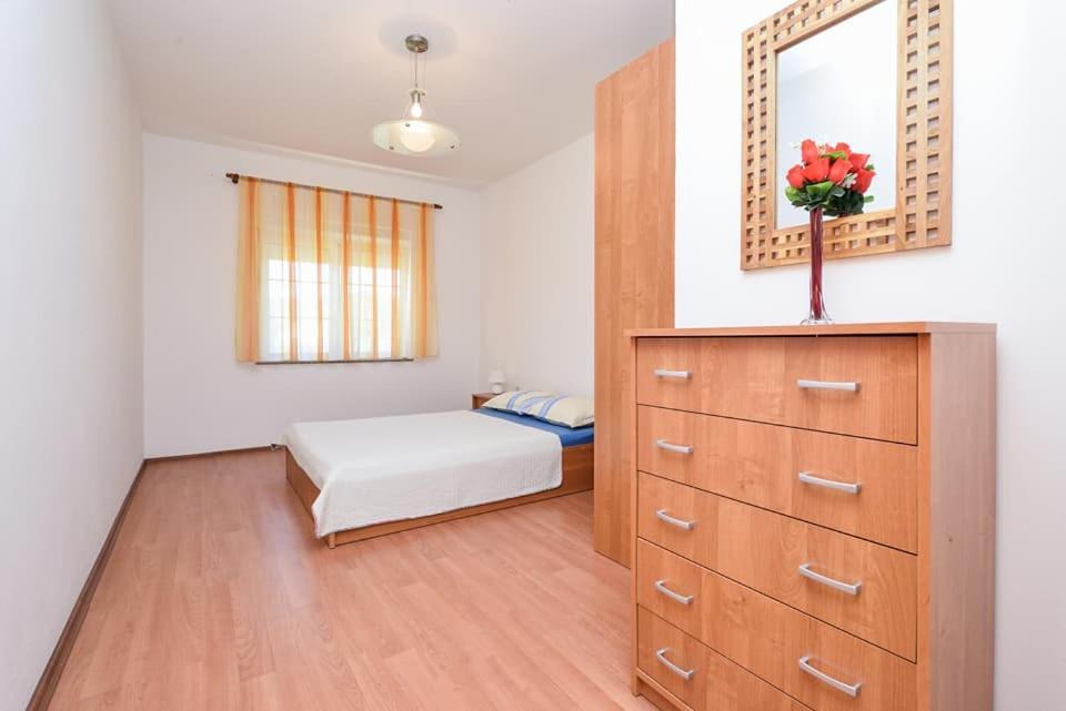 Sreca Apartment Near Beach With Bbq Bibinje Bagian luar foto
