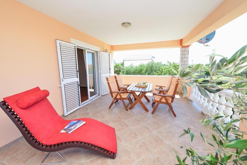 Sreca Apartment Near Beach With Bbq Bibinje Bagian luar foto