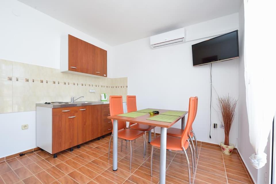 Sreca Apartment Near Beach With Bbq Bibinje Bagian luar foto
