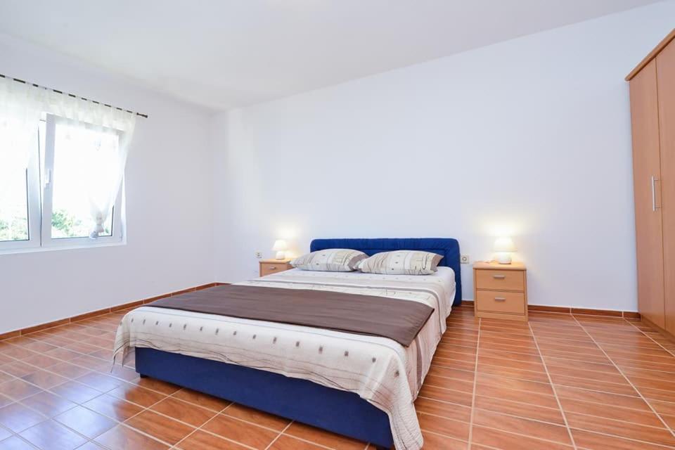 Sreca Apartment Near Beach With Bbq Bibinje Bagian luar foto