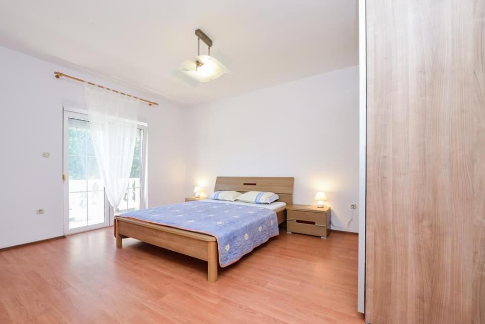 Sreca Apartment Near Beach With Bbq Bibinje Bagian luar foto