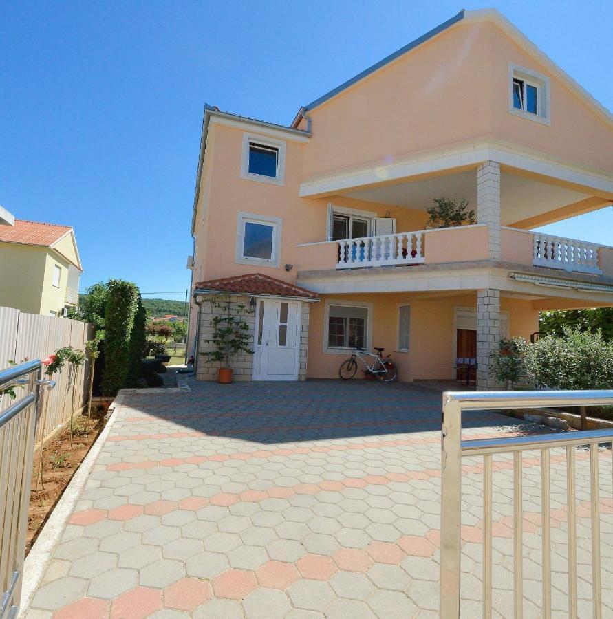 Sreca Apartment Near Beach With Bbq Bibinje Bagian luar foto
