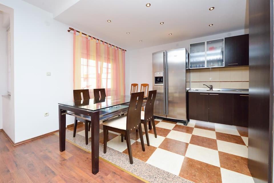 Sreca Apartment Near Beach With Bbq Bibinje Bagian luar foto