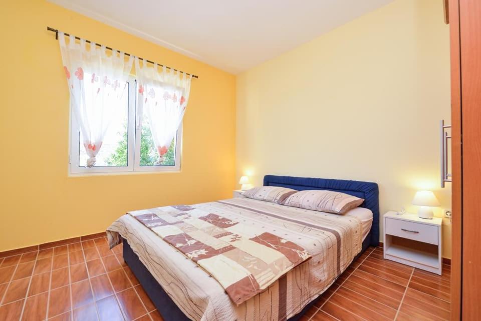Sreca Apartment Near Beach With Bbq Bibinje Bagian luar foto