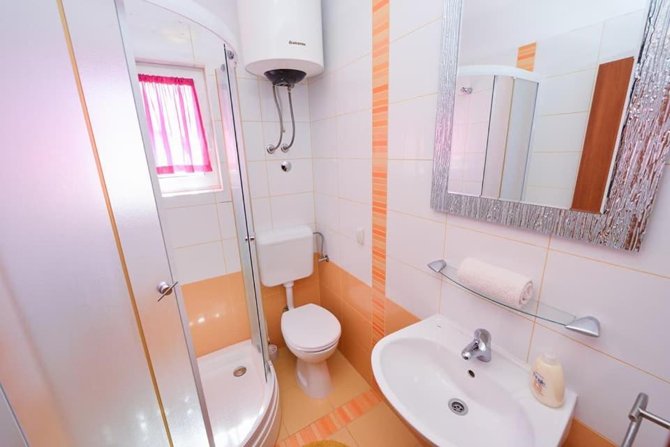 Sreca Apartment Near Beach With Bbq Bibinje Bagian luar foto