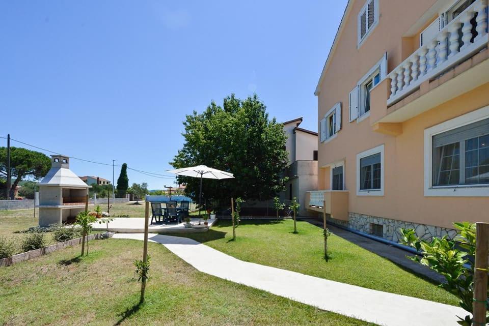 Sreca Apartment Near Beach With Bbq Bibinje Bagian luar foto