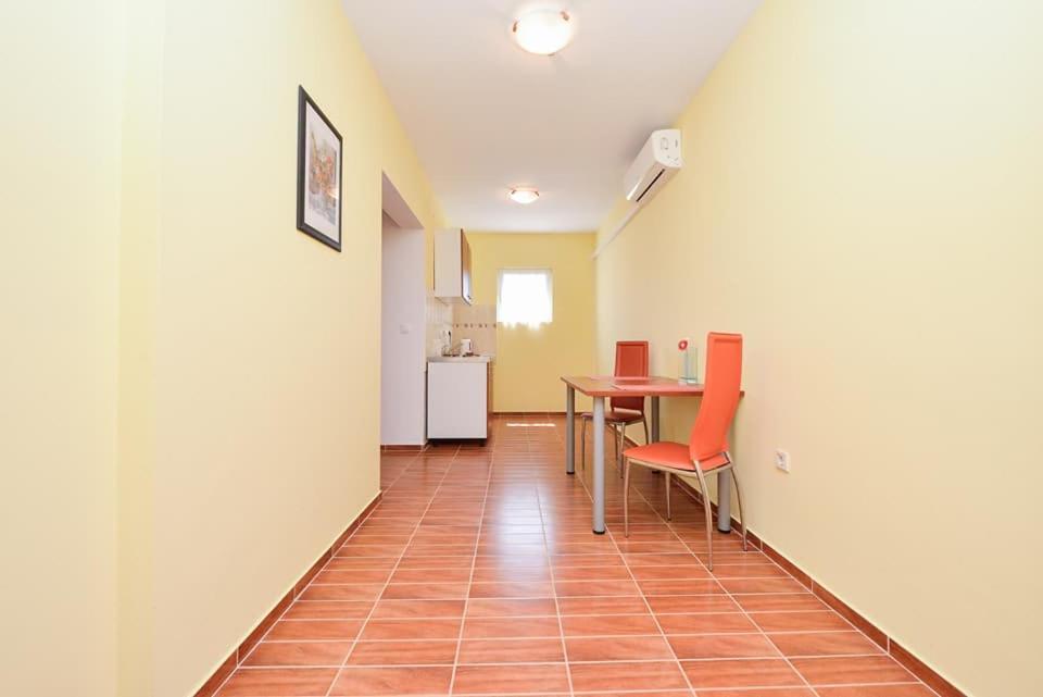 Sreca Apartment Near Beach With Bbq Bibinje Bagian luar foto