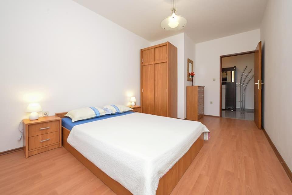 Sreca Apartment Near Beach With Bbq Bibinje Bagian luar foto