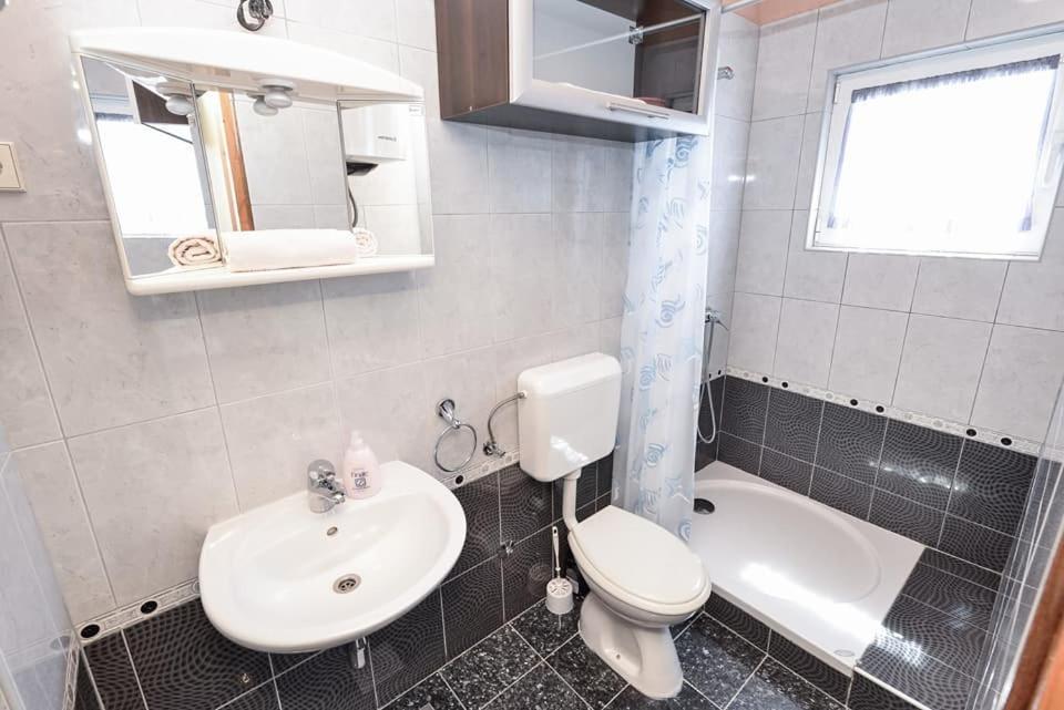 Sreca Apartment Near Beach With Bbq Bibinje Bagian luar foto