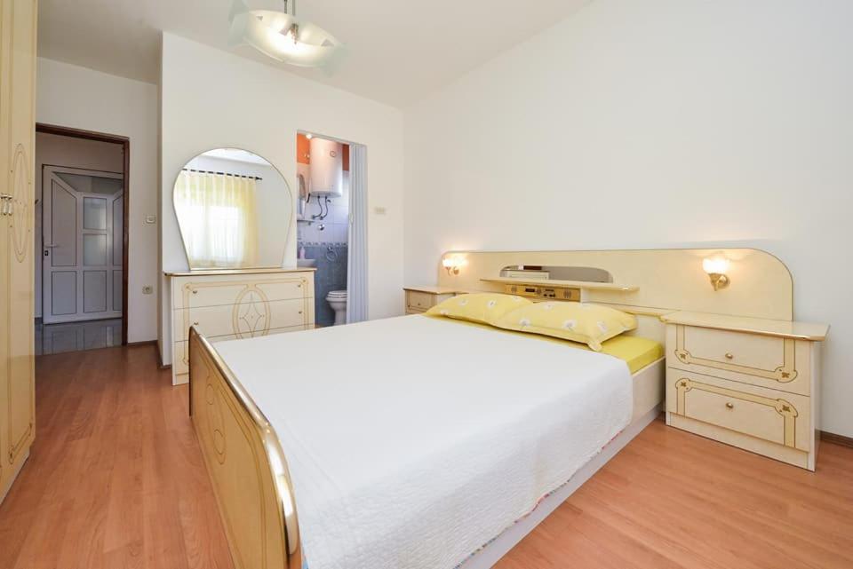 Sreca Apartment Near Beach With Bbq Bibinje Bagian luar foto