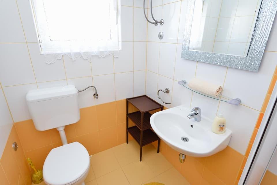 Sreca Apartment Near Beach With Bbq Bibinje Bagian luar foto