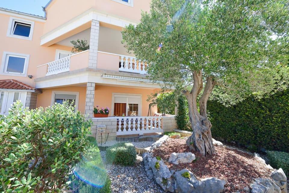 Sreca Apartment Near Beach With Bbq Bibinje Bagian luar foto
