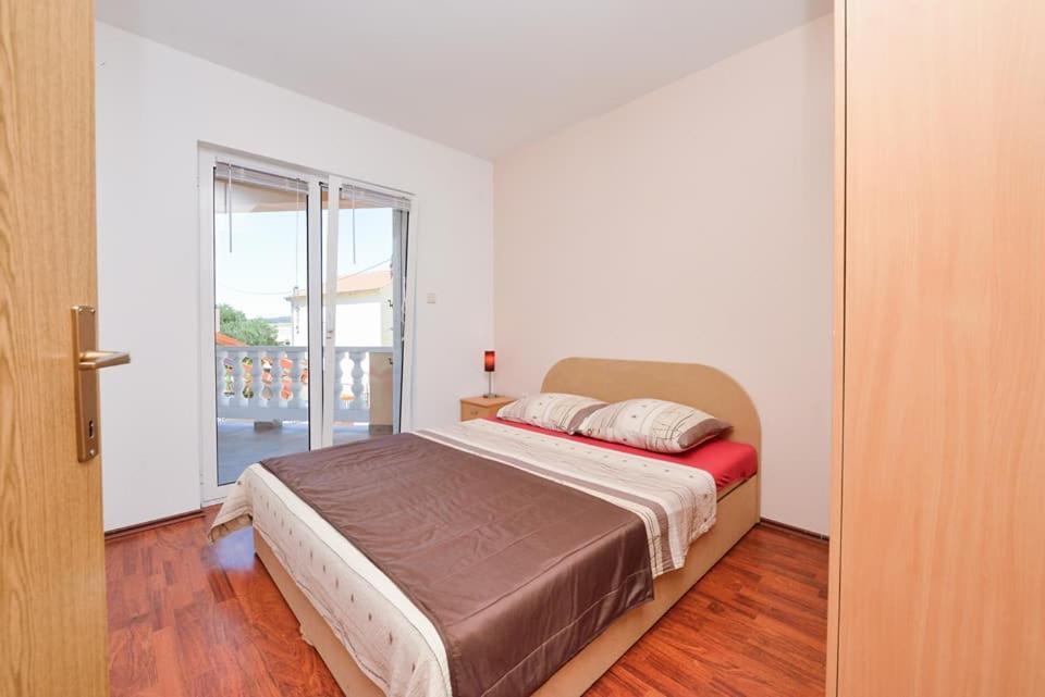 Sreca Apartment Near Beach With Bbq Bibinje Bagian luar foto