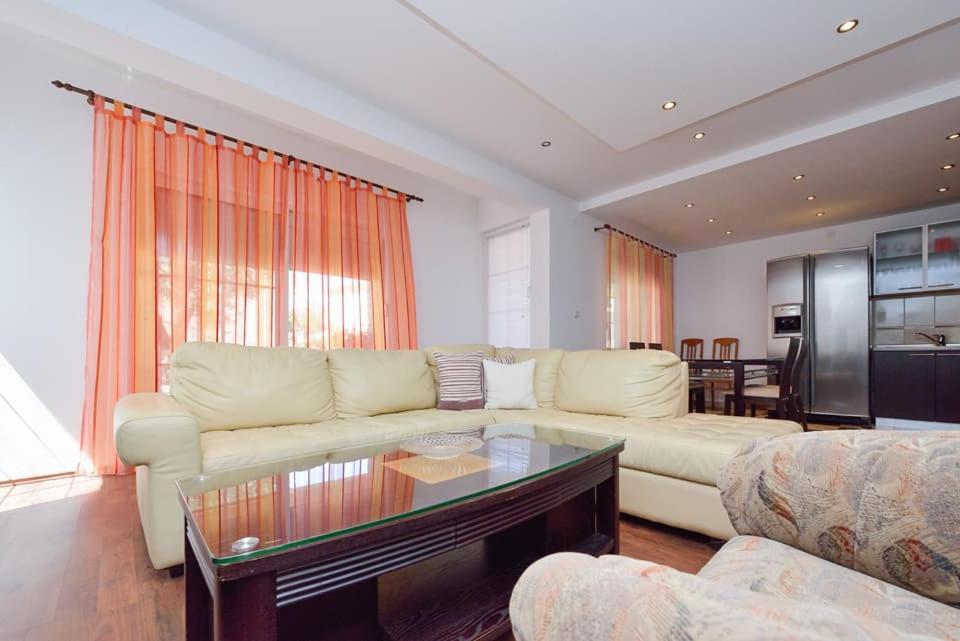 Sreca Apartment Near Beach With Bbq Bibinje Bagian luar foto
