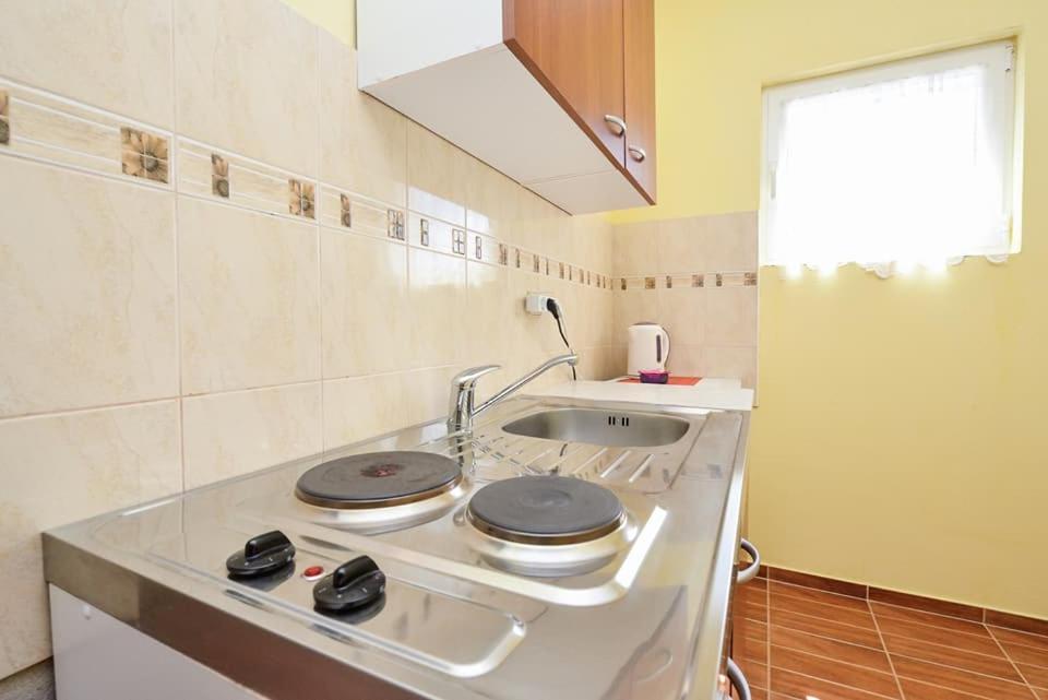 Sreca Apartment Near Beach With Bbq Bibinje Bagian luar foto