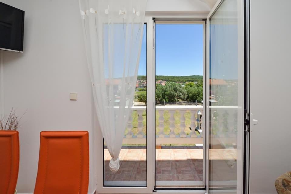 Sreca Apartment Near Beach With Bbq Bibinje Bagian luar foto