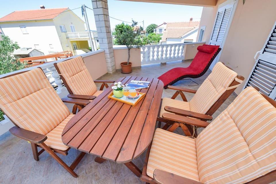 Sreca Apartment Near Beach With Bbq Bibinje Bagian luar foto