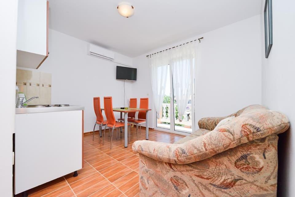Sreca Apartment Near Beach With Bbq Bibinje Bagian luar foto