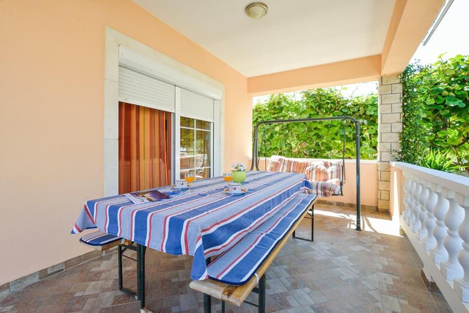 Sreca Apartment Near Beach With Bbq Bibinje Bagian luar foto